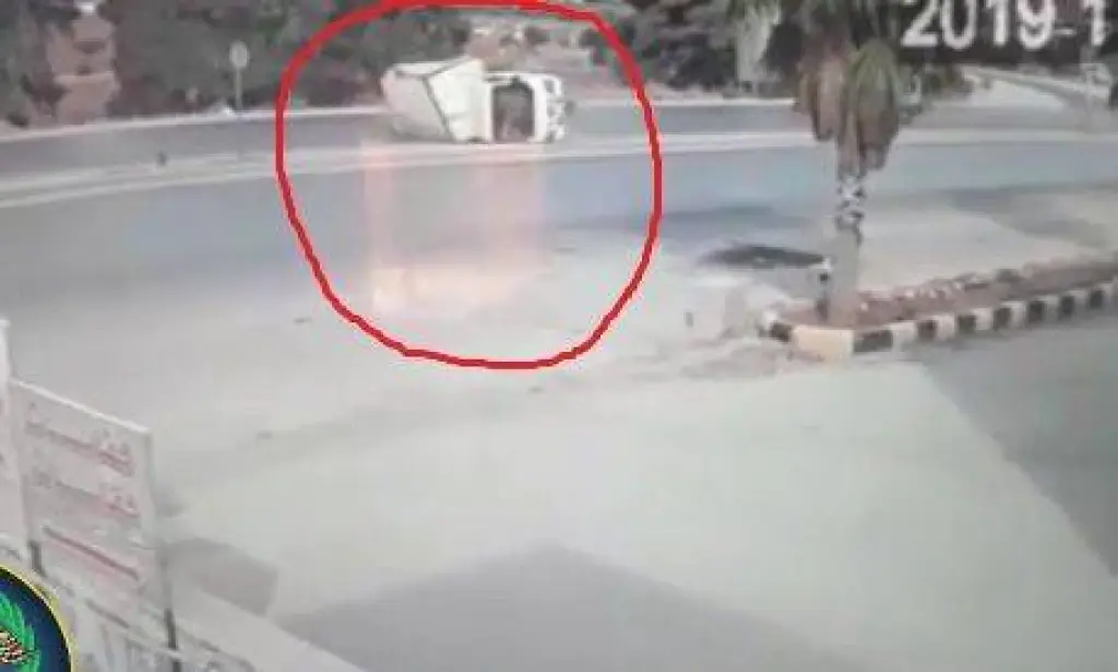 شاهد لحظة انفجار اطار مركبة شحن وتدهورها