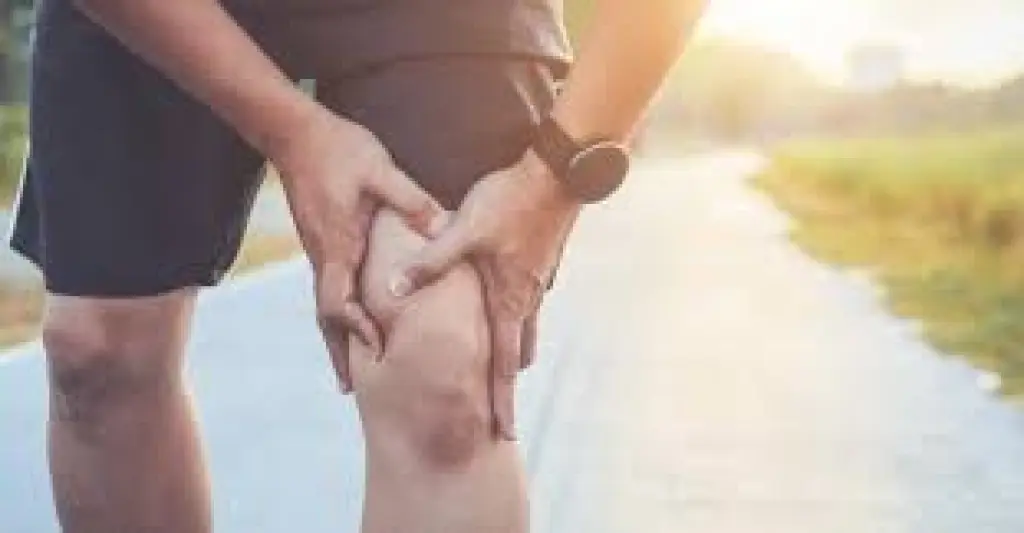 أسباب ألم الركبة وصعوبة فردها