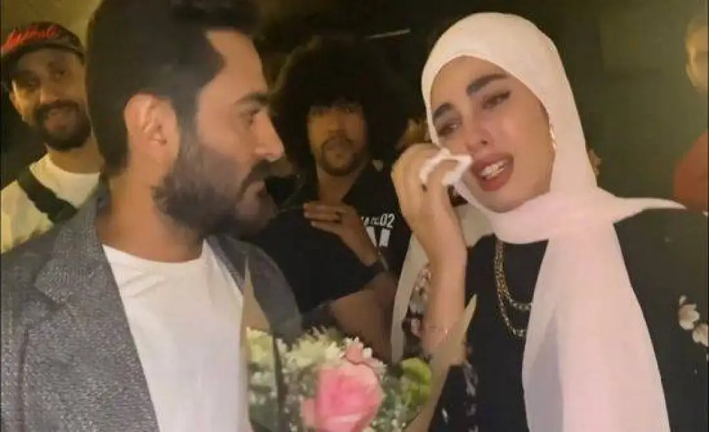 شابة تنهار أمام تامر حسني.. فيديو
