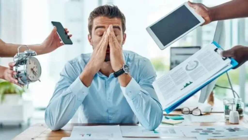 7 عادات تبقيك عالقاً في دوامة الشعور بالذنب والإرهاق