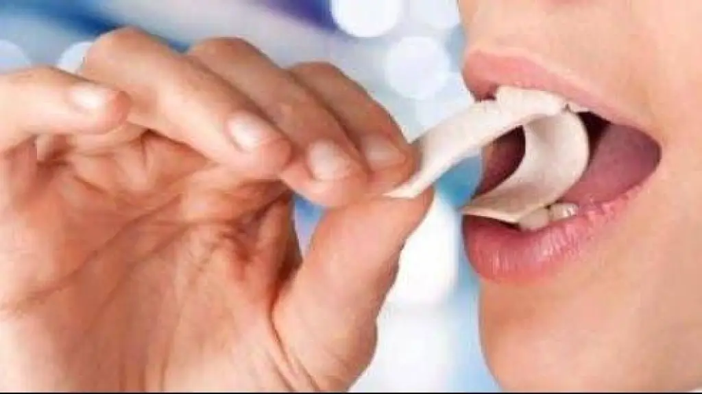هل مضغ العلكة ينحت الفك؟ دراسة تجيب
