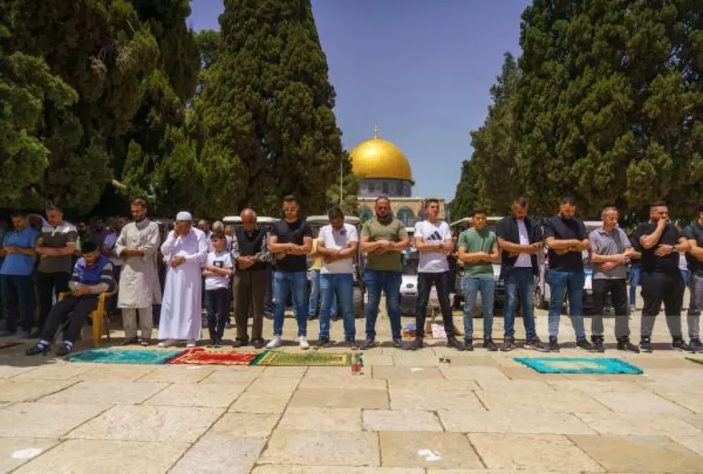 70 ألفا يؤدون الجمعة في المسجد الأقصى رغم إجراءات الاحتلال