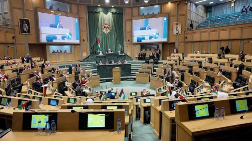 النواب يقر "العمل المهني" كما أعاده الأعيان ويخفض الغرامات