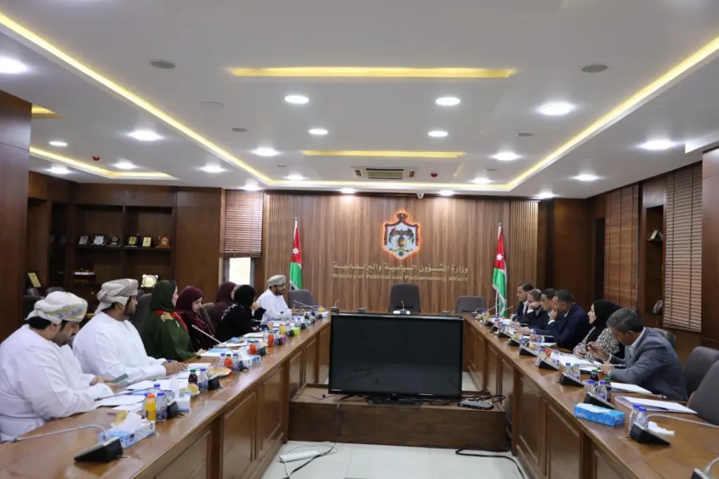 وفد من مجلس الشورى العُماني يزور وزارة الشؤون السياسية