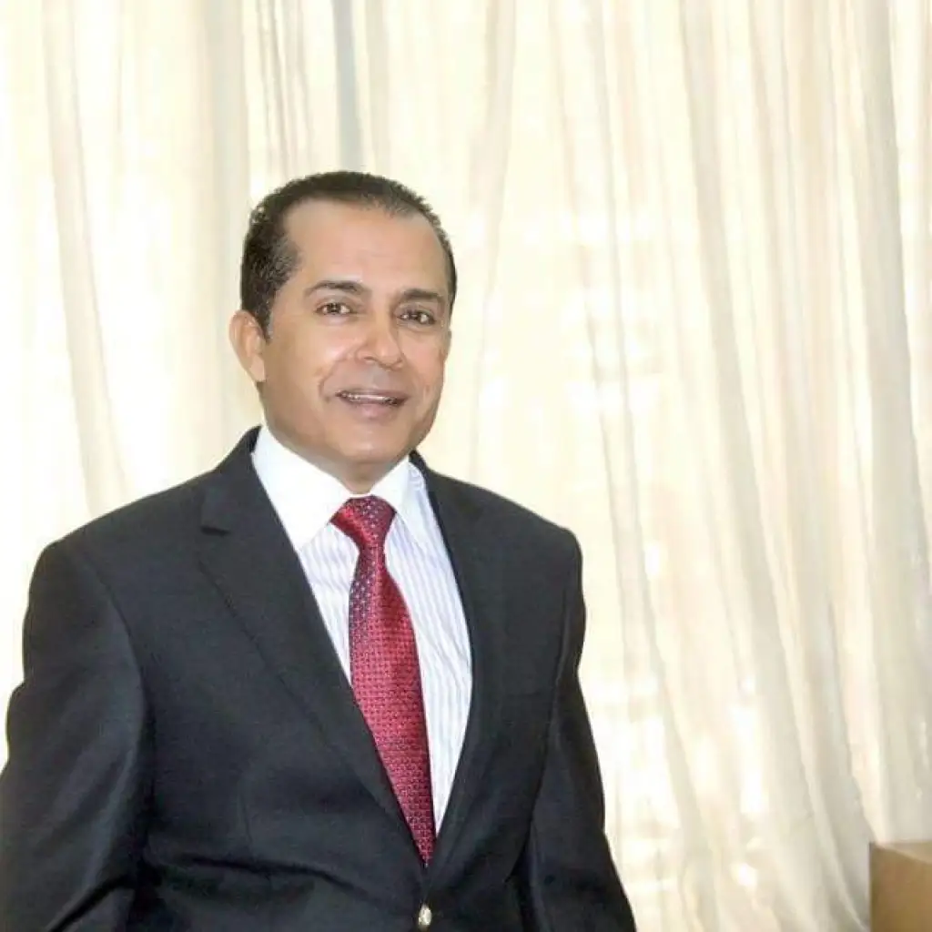 النائب السابق محمد الحجايا يهنيء أبناء شقيقته بتخرجهم