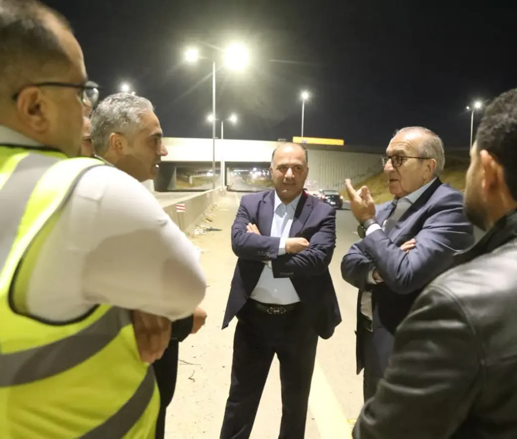 وزير الأشغال يتفقد مشروع إنارة ممر عمان التنموي بالطاقة الشمسية