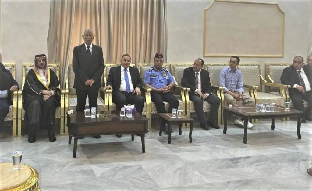 مندوبا عن الملك  وولي العهد  :  العيسوي يعزي أل النابلسي ،  وآل الداوود  ، وعشائر اللواما والفاعوري والخريسات
