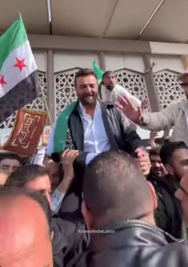 الفنان السوري سامر المصري يصل دمشق بعد غياب 14 عاما ومحبوه يحملونه على الأكتاف