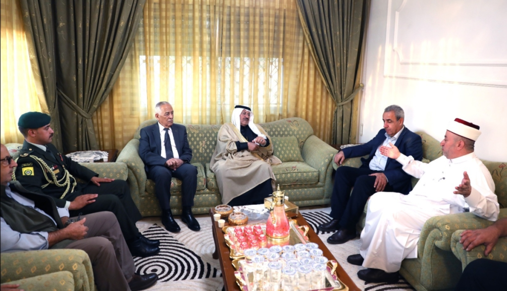 مندوبا عن الملك وولي العهد ... العيسوي يقدم واجب العزاء إلى الحنيطي وأبو مهنا والزيود