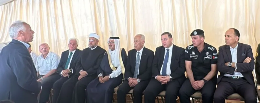 مندوبا عن الملك وولي العهد.. العيسوي يعزي قبيلة عباد/ العليوات ( صور)
