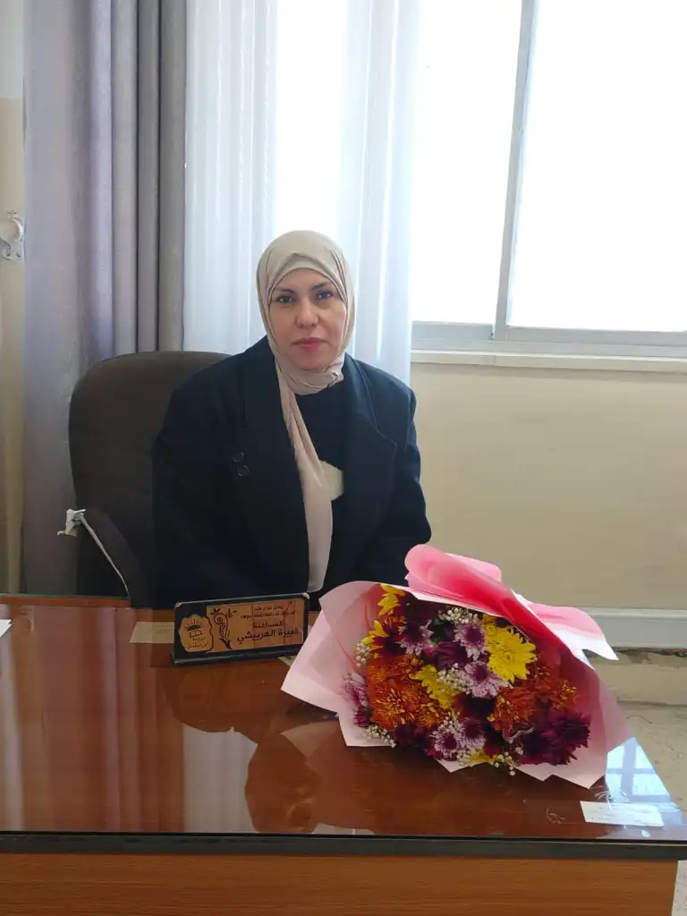أميرة الهربيشي… نموذج للقيادة التربوية المتميزة في مدرسة أم سلمة الأساسية.