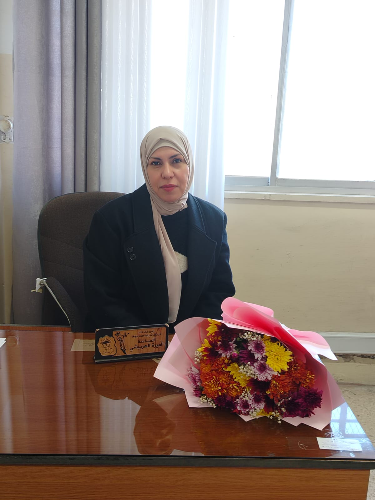 أميرة الهربيشي… نموذج للقيادة التربوية المتميزة في مدرسة أم سلمة الأساسية.