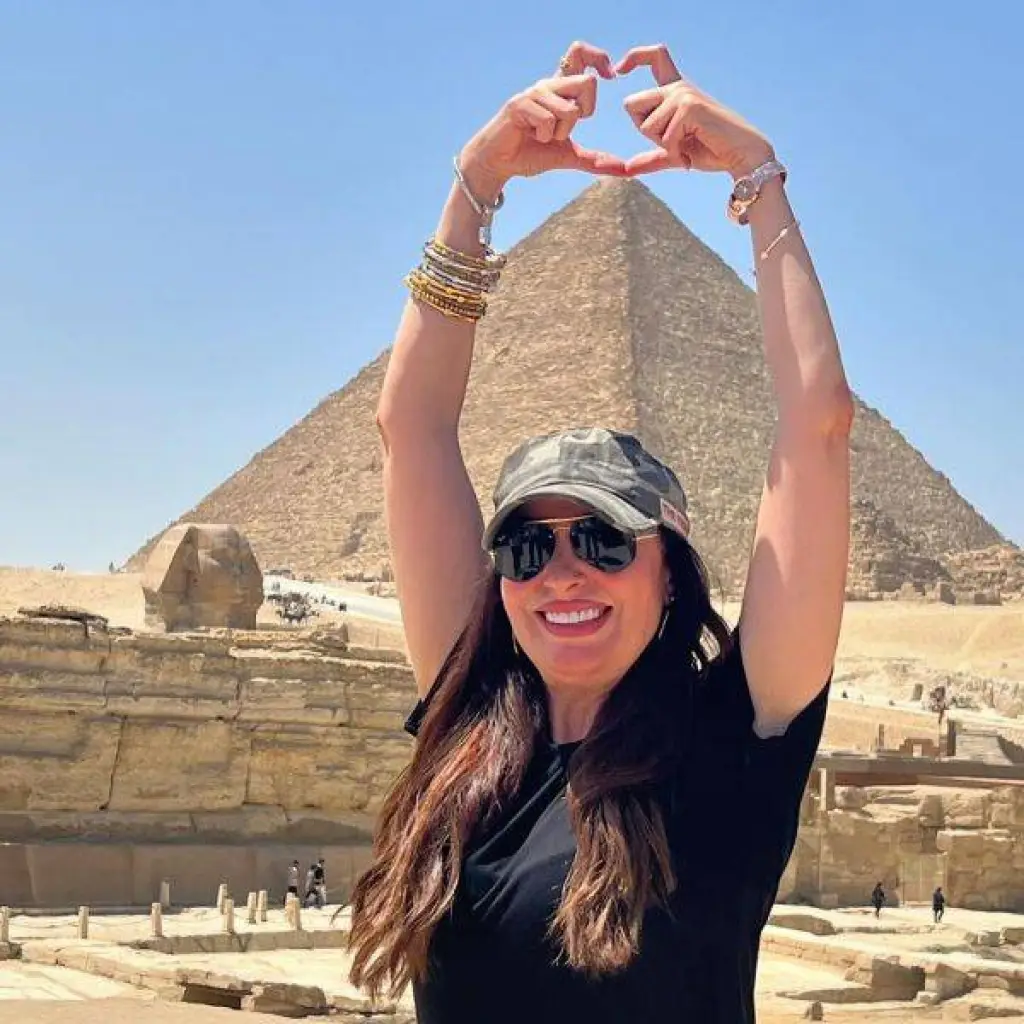 الفنانة الجميلة نيرمين الفقي في الاهرامات - صور