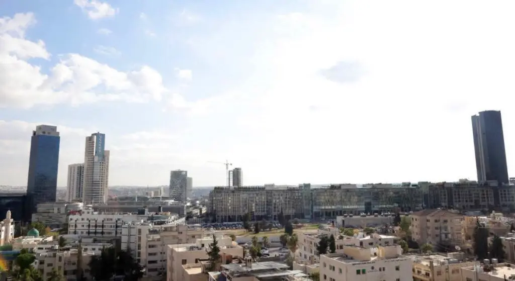 طقس معتدل حتى السبت وزخات مطرية متفرقة
