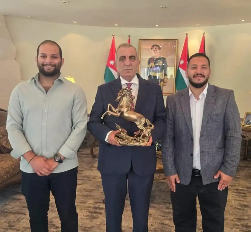 وزير الثقافة يلتقي جمعية هوا الفحيص للثقافة والفنون ويشيد بجهودها الشبابية