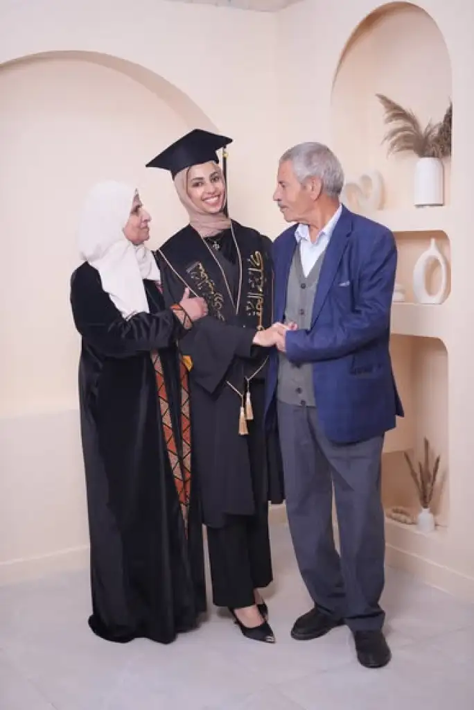 الهروط : بعد احتفال الجامعة بالتخرج استقبال المهنئين بابنته رؤى