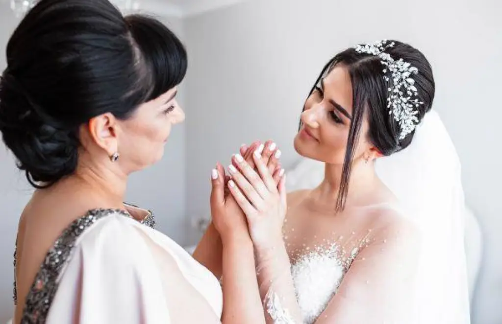 إطلالات مكياج لأم العروس