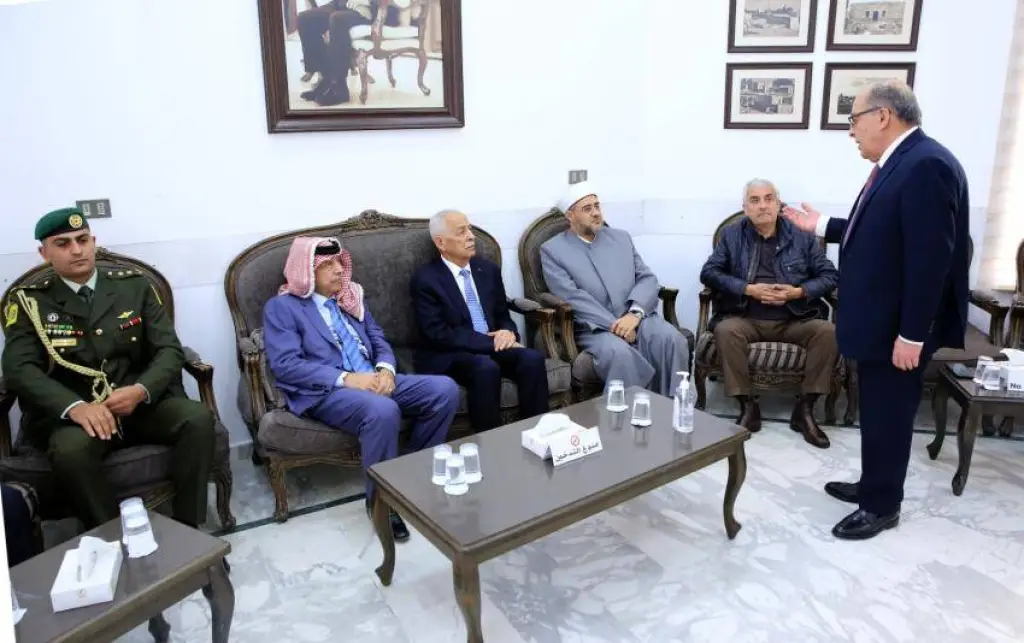 مندوبا عن الملك وولي العهد .. العيسوي يعزي عشائر الزواهرة والقيسي والخيطان والحويان