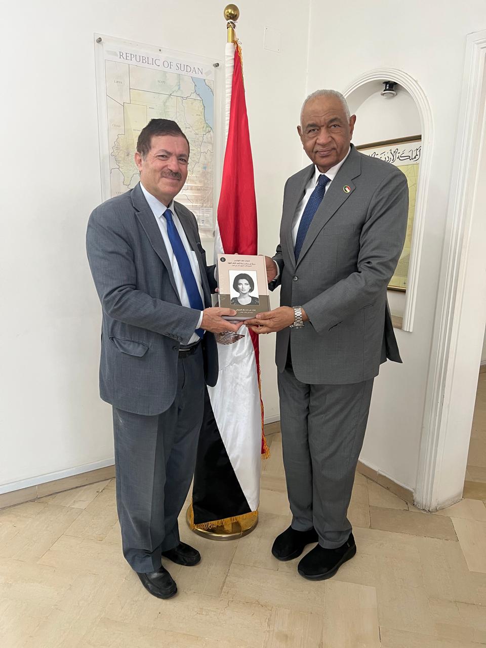سعادة السفير حسن صالح سوار الذهب / سفير جمهورية السودان في الاردن يستقبل المؤرخ الاستاذ عمر العرموطي ويتسلم نسخة من كتاب النضال من خلف الكواليس