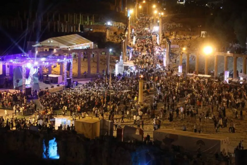 الساحة الرئيسية في مهرجان جرش.. قمر ينير عتمة التاريخ بنور الحاضر