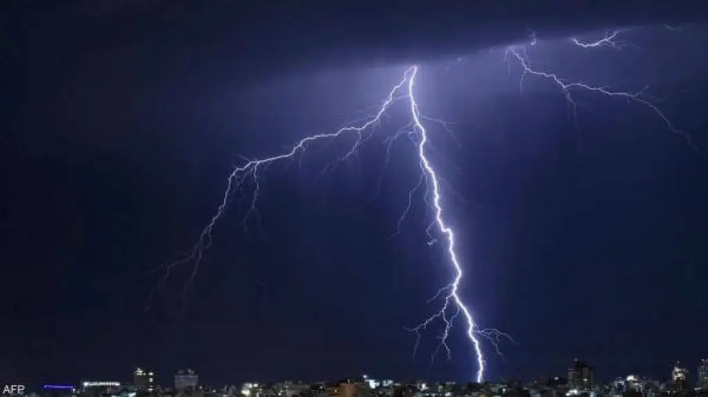 تعادل رحلة من باريس إلى ميلانو .. رصد أطول صاعقة برق بالعالم