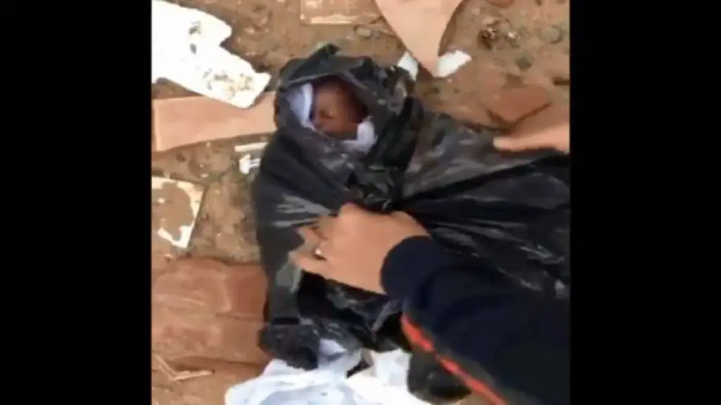 ​شاهد لحظة العثور على رضيع داخل كيس