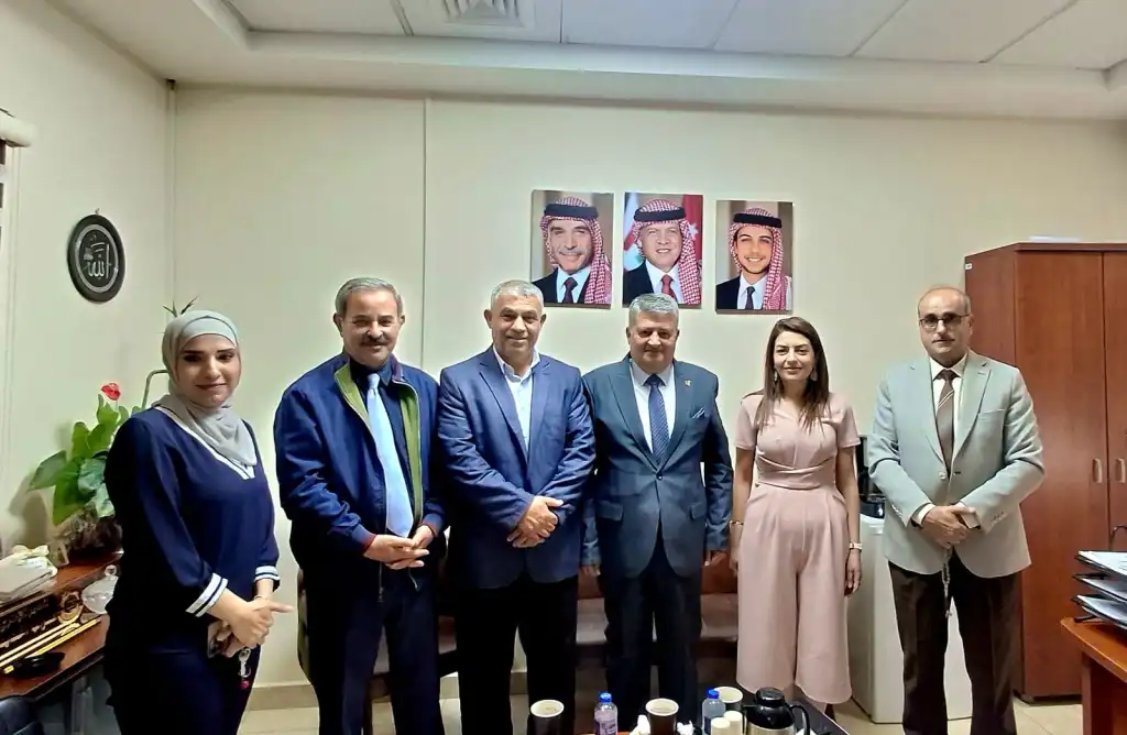 جمعية عَون الثقافية الوطنية تبحث مع مستشفى الإستقلال التعاون في مجال المحافظة على البيئة