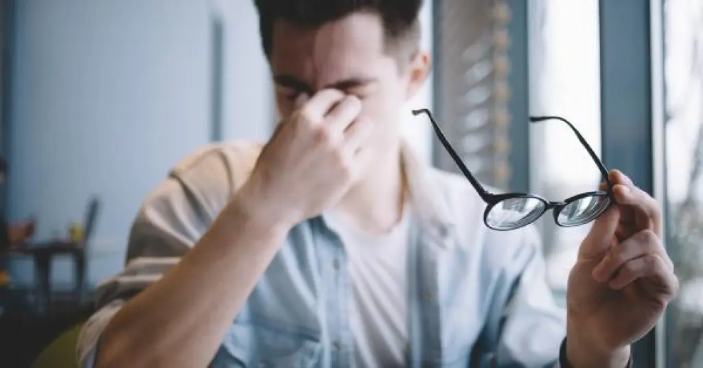 تجنب هذه العادة اليومية لأنها قد تضر ببصرك