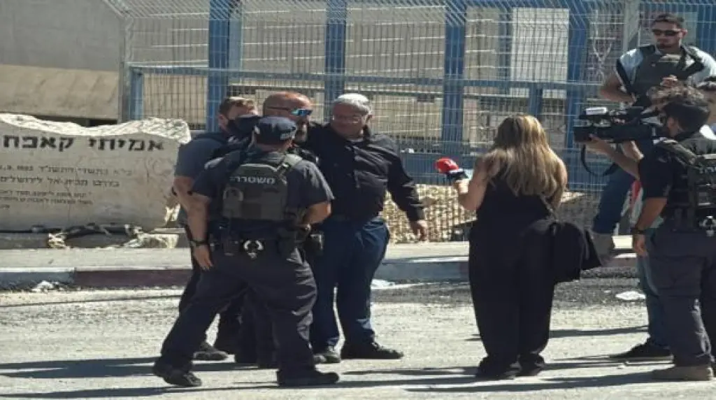 الاحتلال يبدأ إخلاء مقر الأونروا في كفر عقب شمال القدس