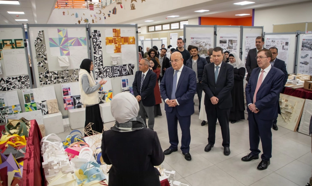 رئيس الجامعة الهاشمية يفتتح معرض مشاريع طلبة هندسة العمارة